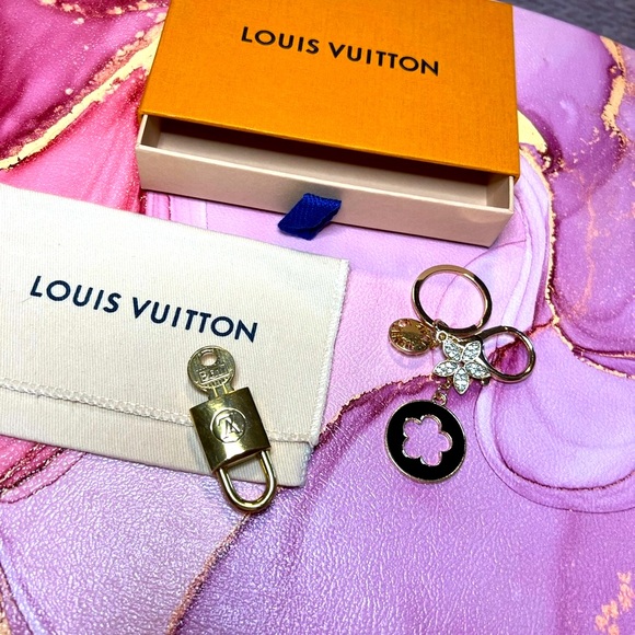 Authentic Louis Vuitton SERIES 2 Lock & Key #201 w Box & Dusty & Unbrnd Keychain - Picture 10 of 12